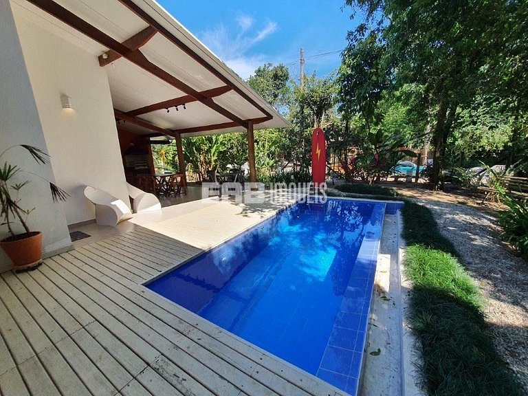 Casa moderna, com piscina, na Praia de Itamambuca