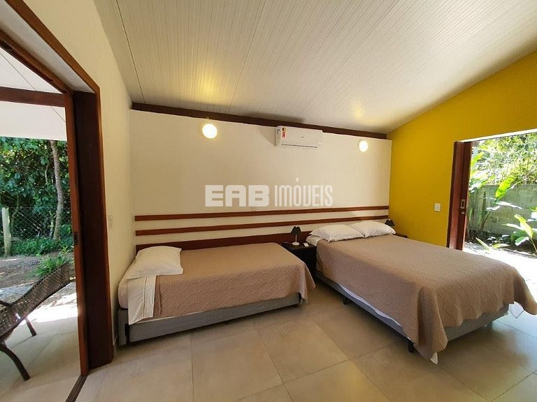 Casa moderna, com piscina, na Praia de Itamambuca