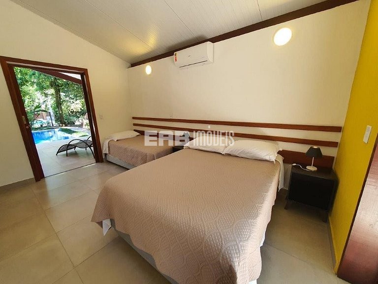 Casa moderna, com piscina, na Praia de Itamambuca