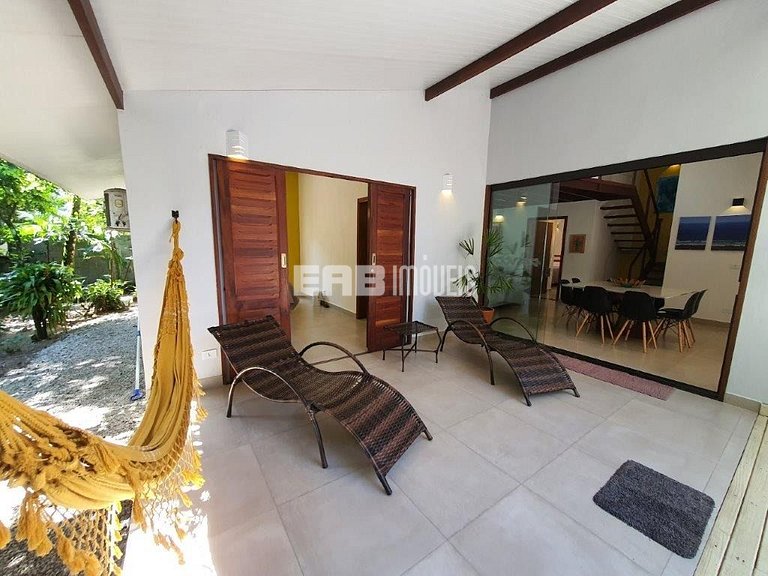 Casa moderna, com piscina, na Praia de Itamambuca