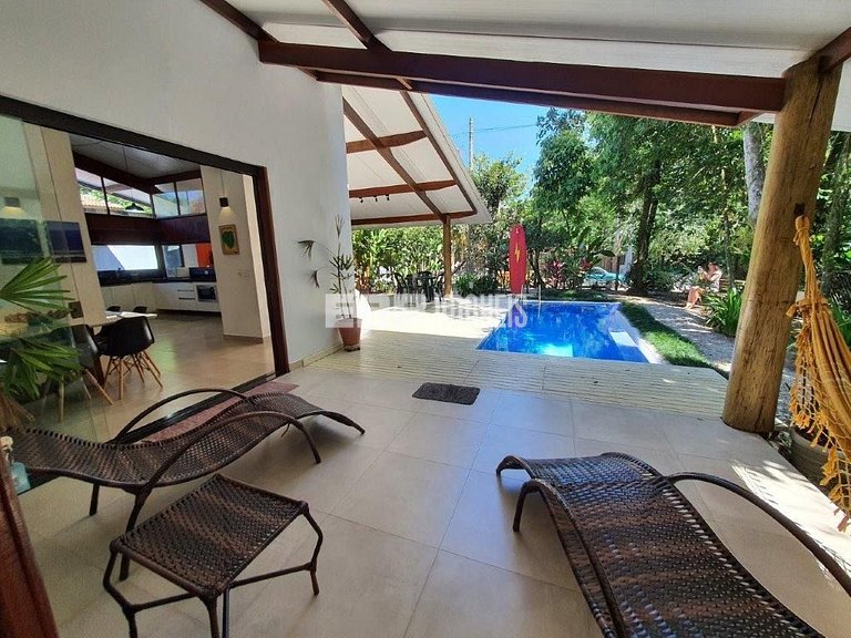 Casa moderna, com piscina, na Praia de Itamambuca