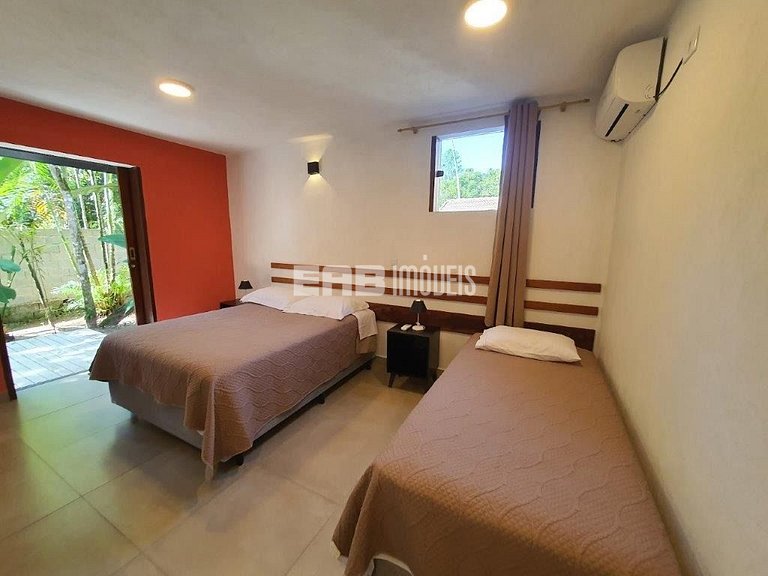 Casa moderna, com piscina, na Praia de Itamambuca