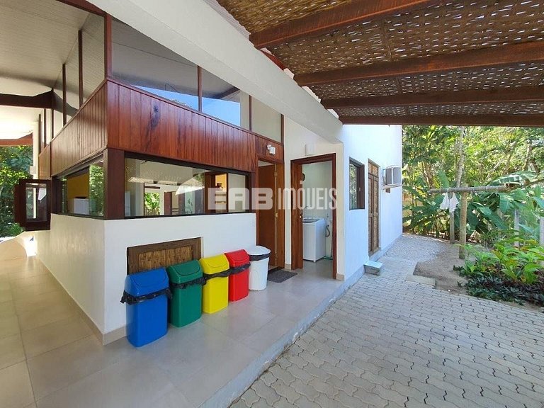 Casa moderna, com piscina, na Praia de Itamambuca