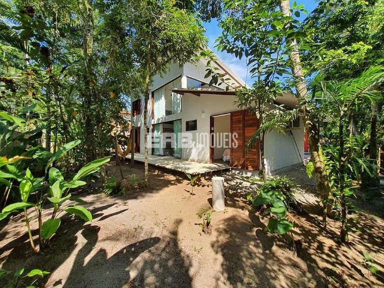 Casa moderna, com piscina, na Praia de Itamambuca