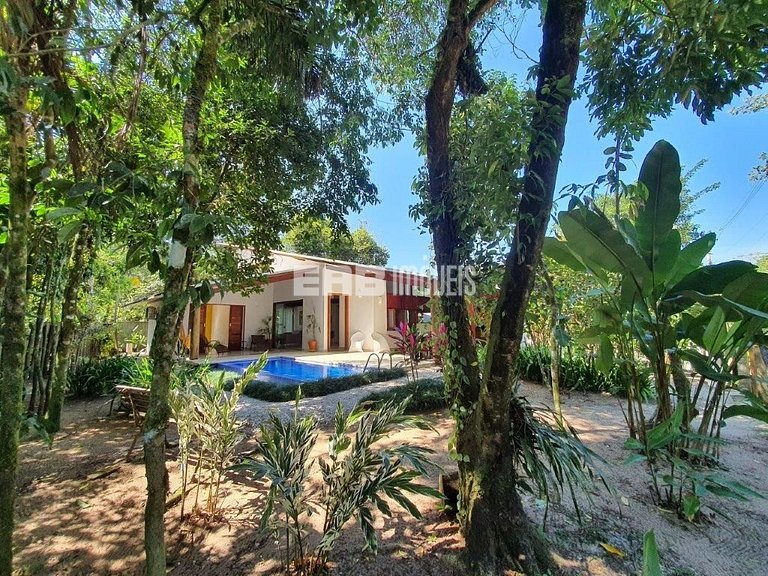 Casa moderna, com piscina, na Praia de Itamambuca