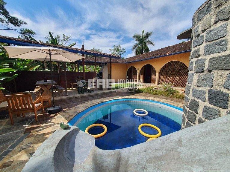 A poucos metros da linda praia de Itamambuca em Ubatuba