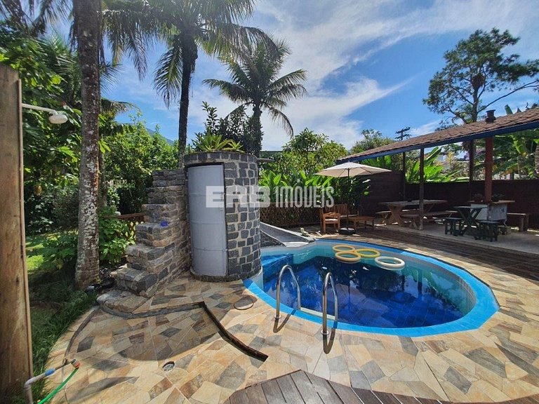 A poucos metros da linda praia de Itamambuca em Ubatuba