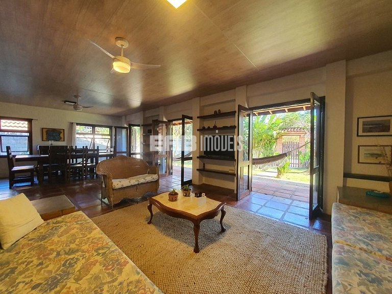 Casa a poucos passos da praia de Itamambuca