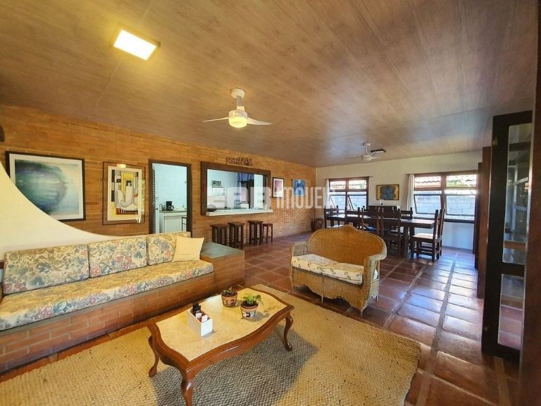 Casa a poucos passos da praia de Itamambuca