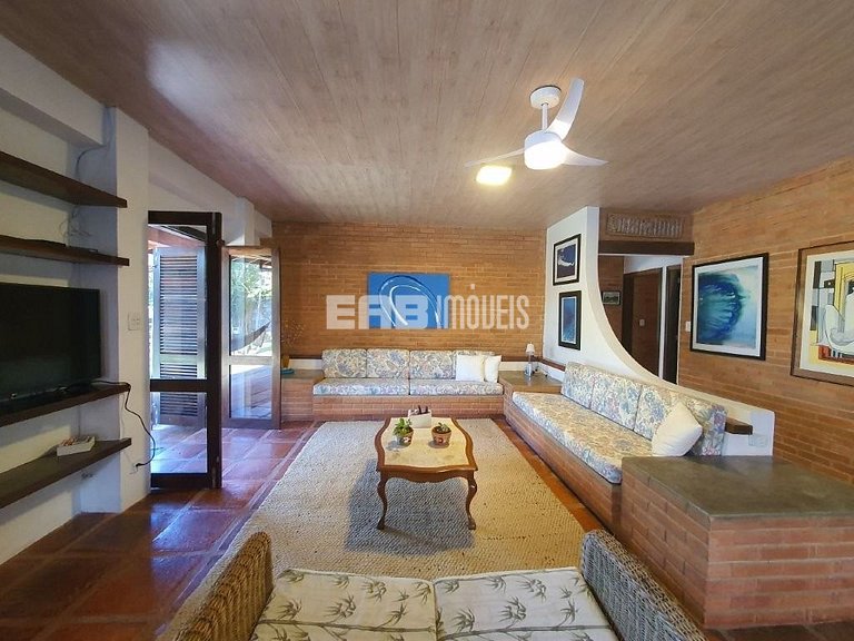 Casa a poucos passos da praia de Itamambuca