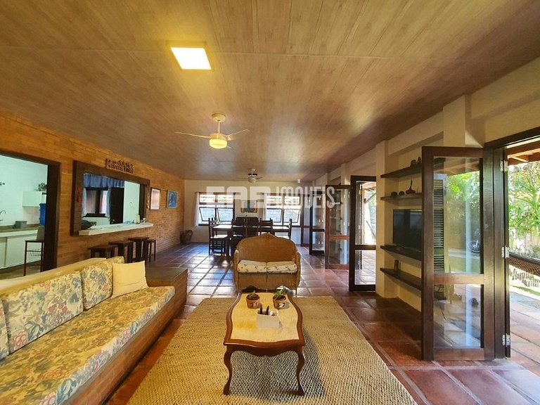 Casa a poucos passos da praia de Itamambuca