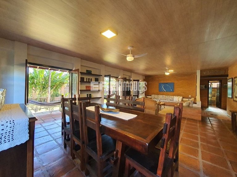 Casa a poucos passos da praia de Itamambuca