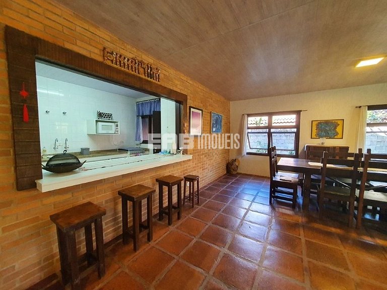 Casa a poucos passos da praia de Itamambuca