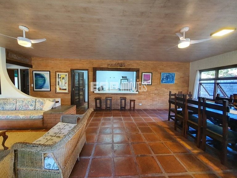 Casa a poucos passos da praia de Itamambuca