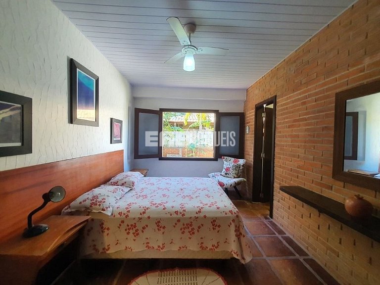 Casa a poucos passos da praia de Itamambuca