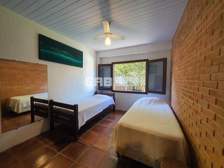 Casa a poucos passos da praia de Itamambuca