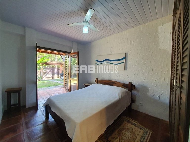 Casa a poucos passos da praia de Itamambuca