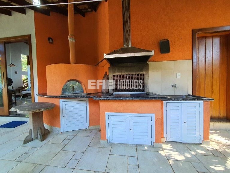 Casa com 4 suítes, piscina, jacuzzi, churrasqueira e sala de