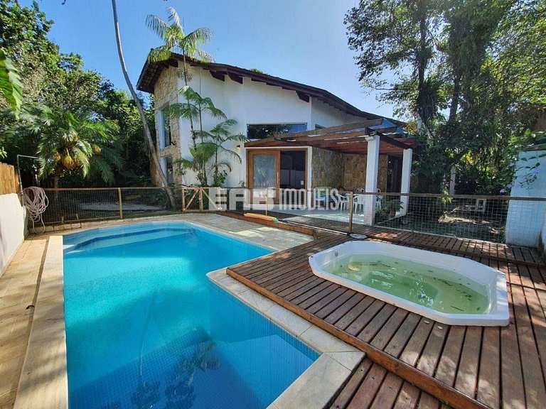 Casa com 4 suítes, piscina, jacuzzi, churrasqueira e sala de