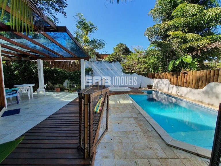 Casa com 4 suítes, piscina, jacuzzi, churrasqueira e sala de
