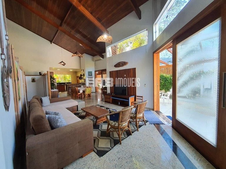 Casa com 4 suítes, piscina, jacuzzi, churrasqueira e sala de