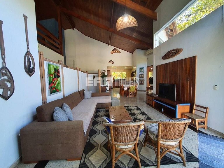 Casa com 4 suítes, piscina, jacuzzi, churrasqueira e sala de