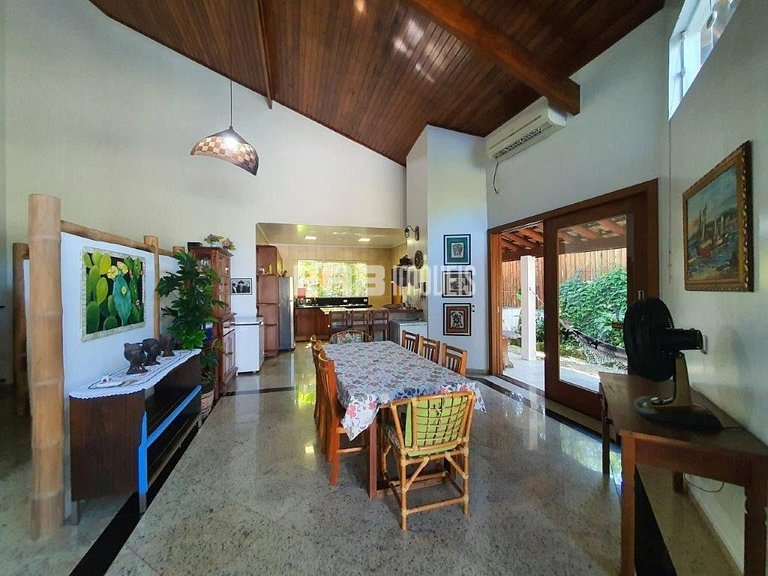 Casa com 4 suítes, piscina, jacuzzi, churrasqueira e sala de