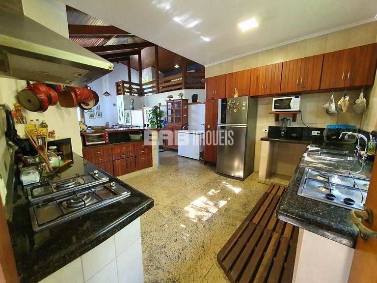 Casa com 4 suítes, piscina, jacuzzi, churrasqueira e sala de