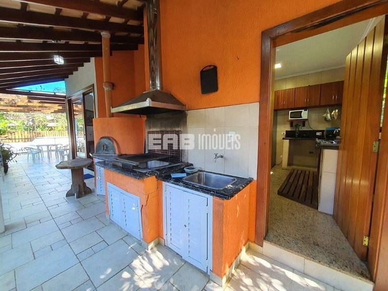 Casa com 4 suítes, piscina, jacuzzi, churrasqueira e sala de
