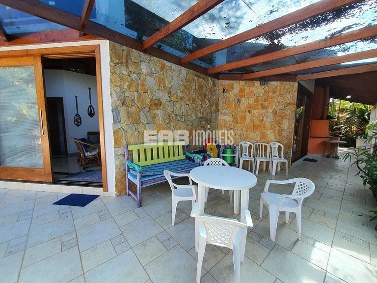 Casa com 4 suítes, piscina, jacuzzi, churrasqueira e sala de