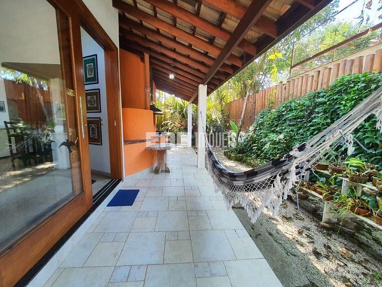 Casa com 4 suítes, piscina, jacuzzi, churrasqueira e sala de