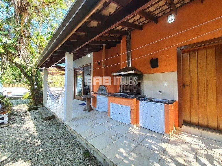 Casa com 4 suítes, piscina, jacuzzi, churrasqueira e sala de