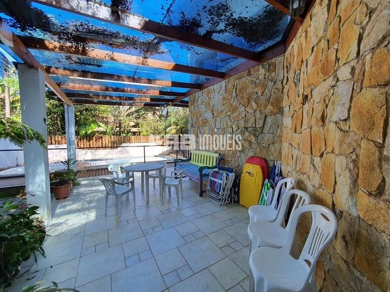 Casa com 4 suítes, piscina, jacuzzi, churrasqueira e sala de