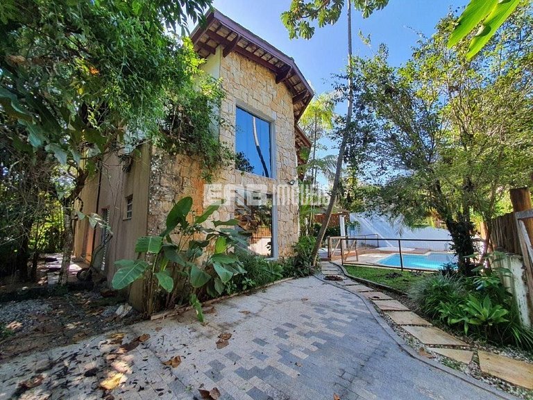 Casa com 4 suítes, piscina, jacuzzi, churrasqueira e sala de