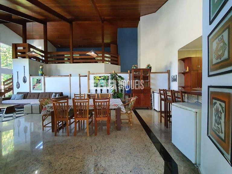 Casa com 4 suítes, piscina, jacuzzi, churrasqueira e sala de