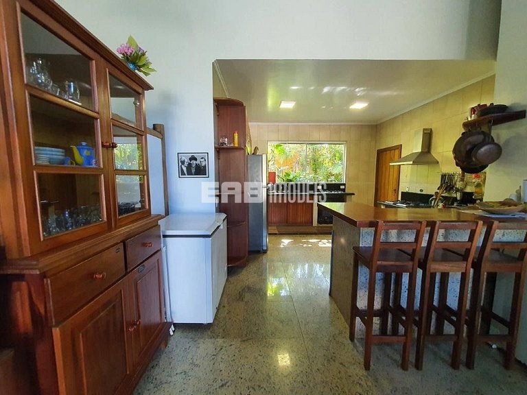 Casa com 4 suítes, piscina, jacuzzi, churrasqueira e sala de