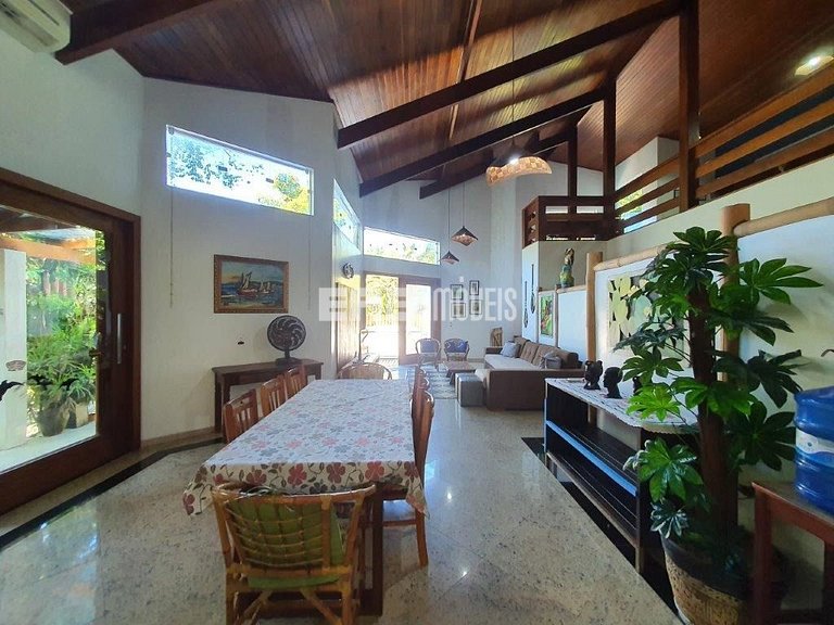 Casa com 4 suítes, piscina, jacuzzi, churrasqueira e sala de