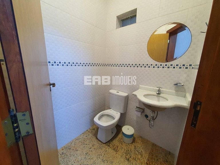 Casa com 4 suítes, piscina, jacuzzi, churrasqueira e sala de