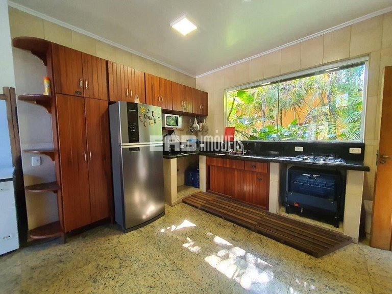 Casa com 4 suítes, piscina, jacuzzi, churrasqueira e sala de