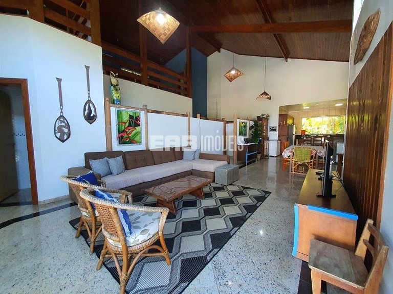 Casa com 4 suítes, piscina, jacuzzi, churrasqueira e sala de