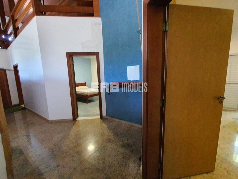 Casa com 4 suítes, piscina, jacuzzi, churrasqueira e sala de