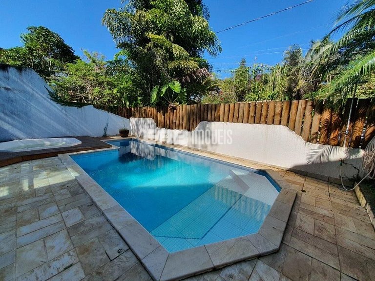 Casa com 4 suítes, piscina, jacuzzi, churrasqueira e sala de