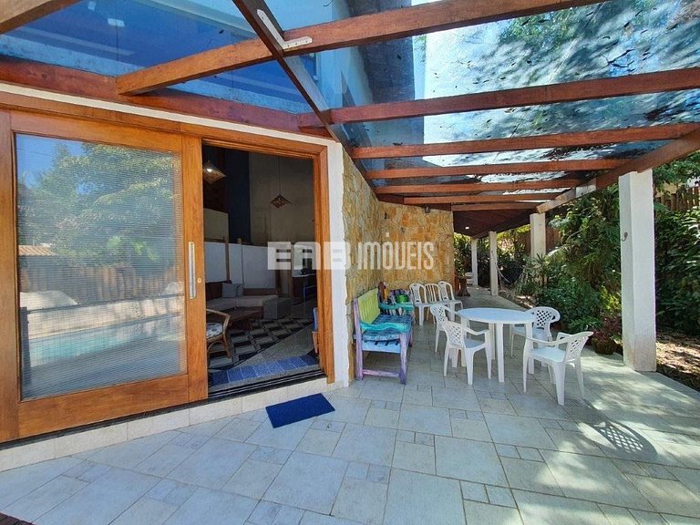 Casa com 4 suítes, piscina, jacuzzi, churrasqueira e sala de