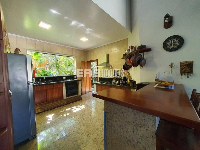 Casa com 4 suítes, piscina, jacuzzi, churrasqueira e sala de