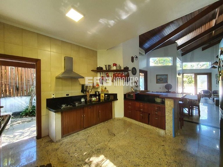 Casa com 4 suítes, piscina, jacuzzi, churrasqueira e sala de