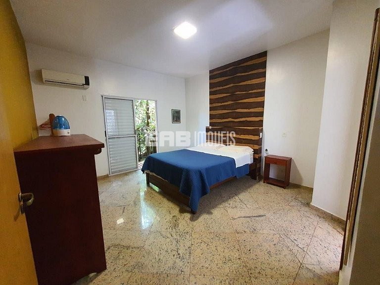 Casa com 4 suítes, piscina, jacuzzi, churrasqueira e sala de