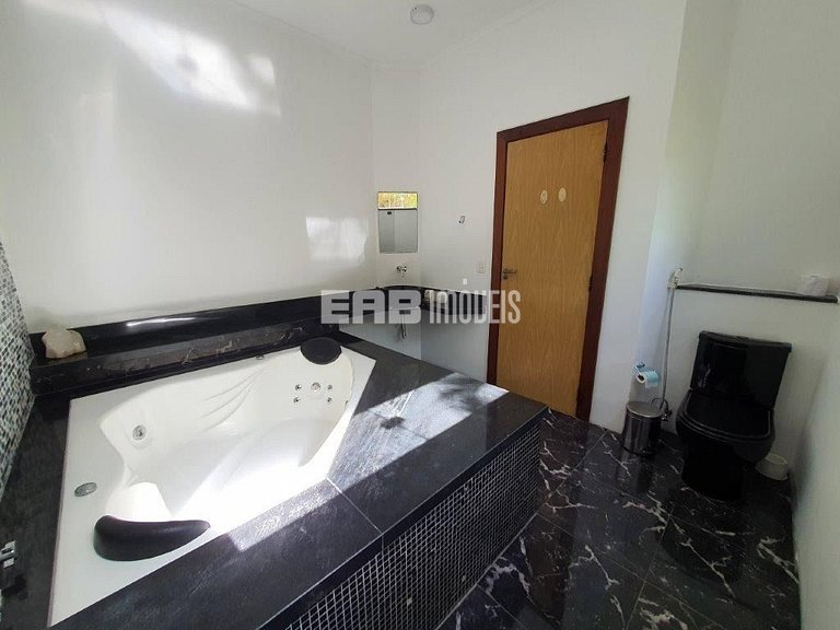 Casa com 4 suítes, piscina, jacuzzi, churrasqueira e sala de