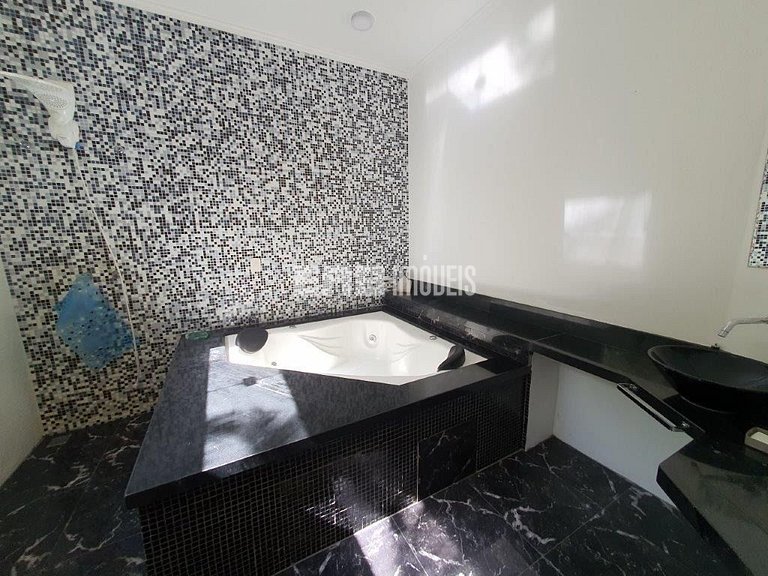 Casa com 4 suítes, piscina, jacuzzi, churrasqueira e sala de