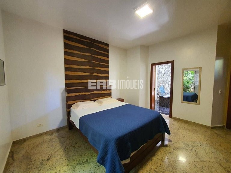 Casa com 4 suítes, piscina, jacuzzi, churrasqueira e sala de