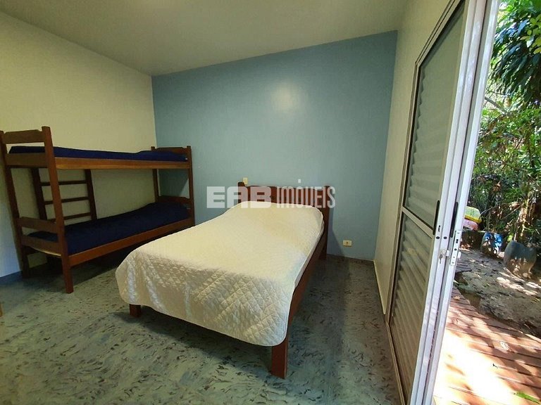 Casa com 4 suítes, piscina, jacuzzi, churrasqueira e sala de